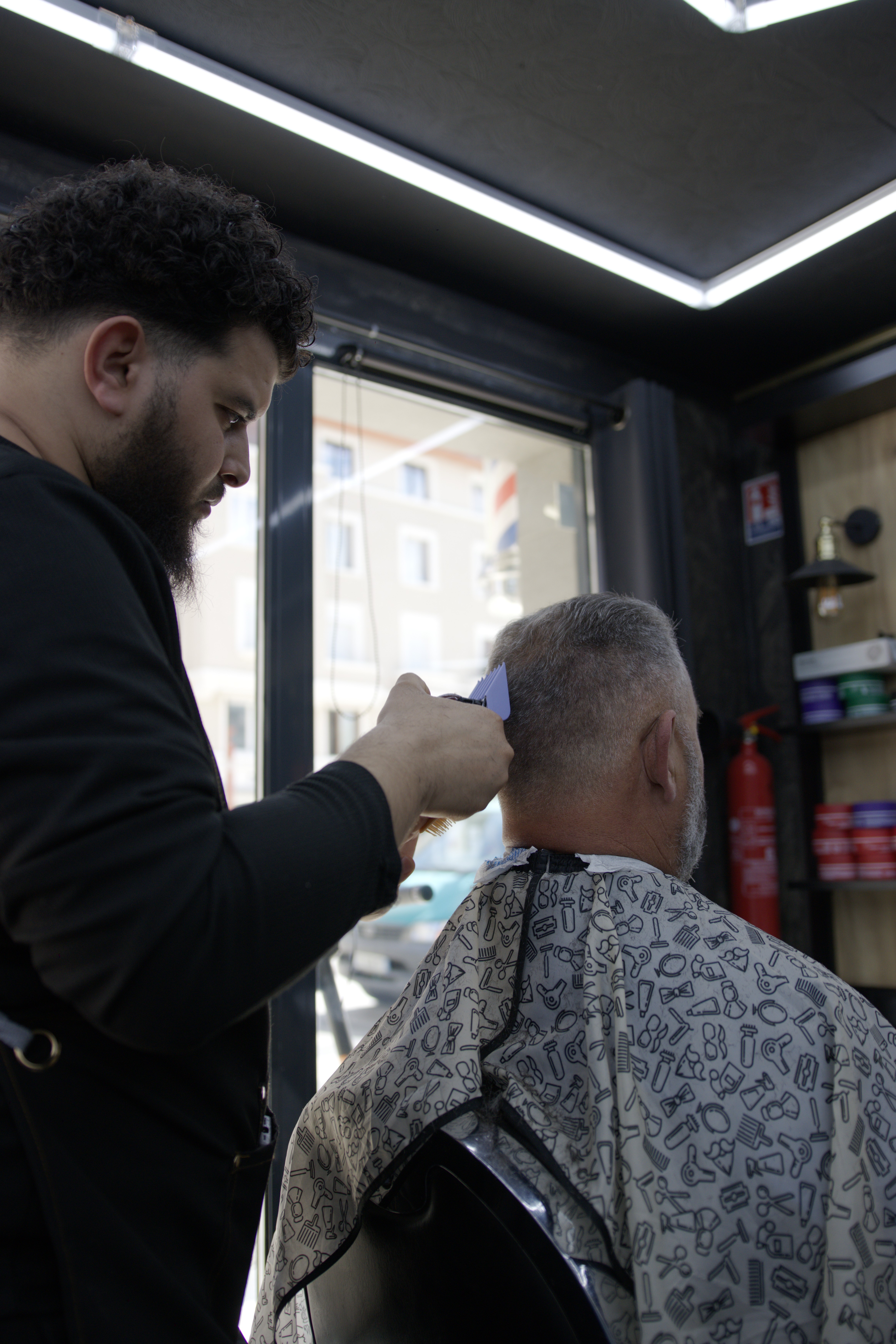Barbier coiffeur homme en train de travailler à Thonon