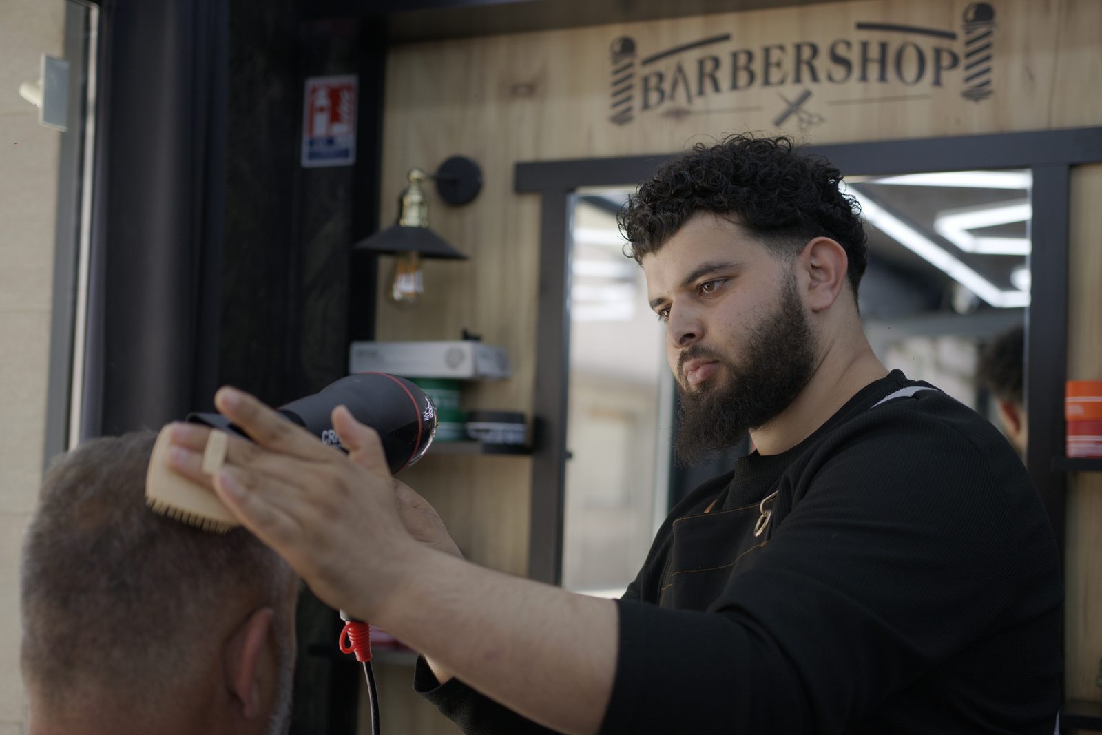 Barbier H&S Thonon au sèche-cheveux — finition coupe homme
