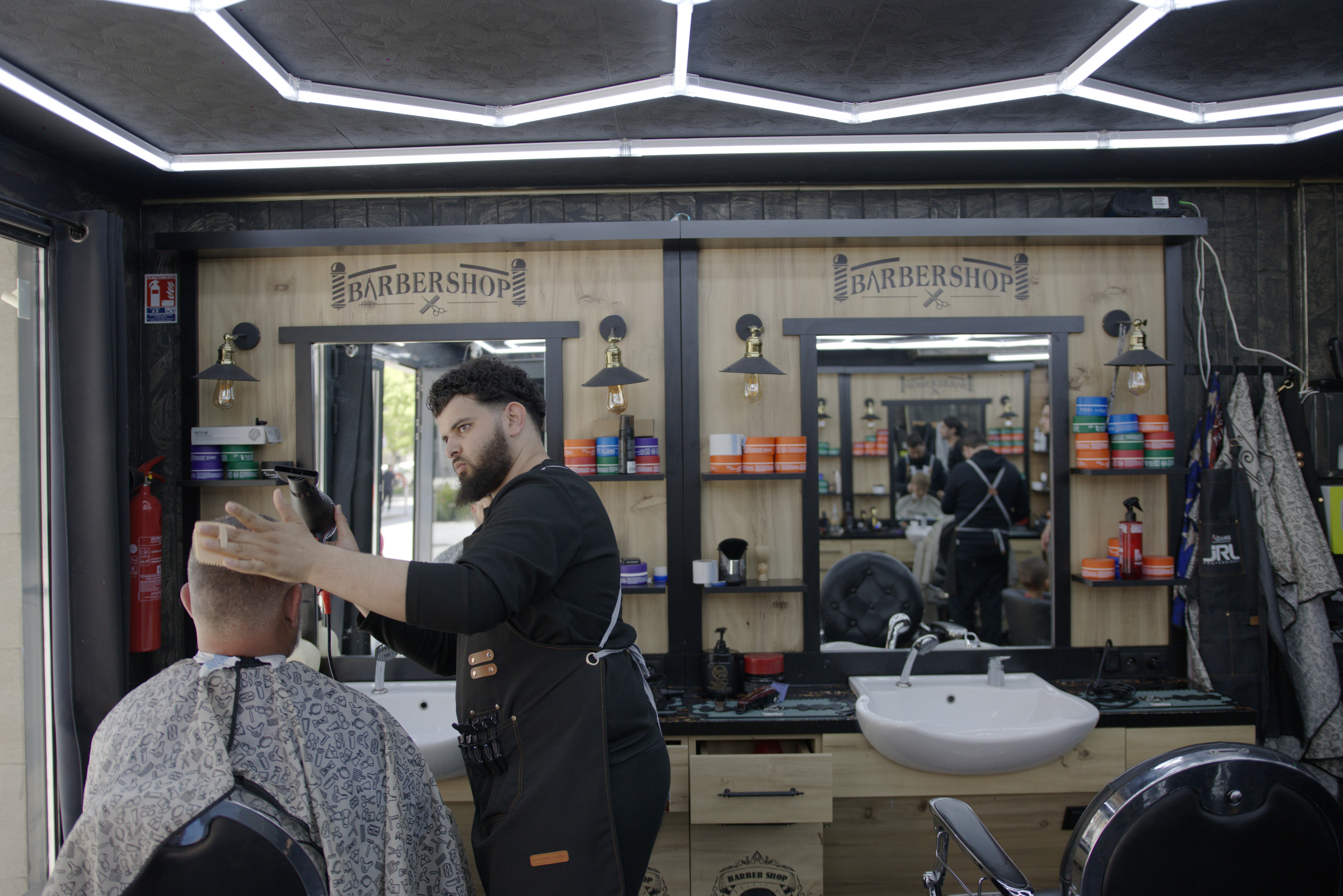Décoration intérieure barber shop Thonon-les-Bains — motif hexagonal