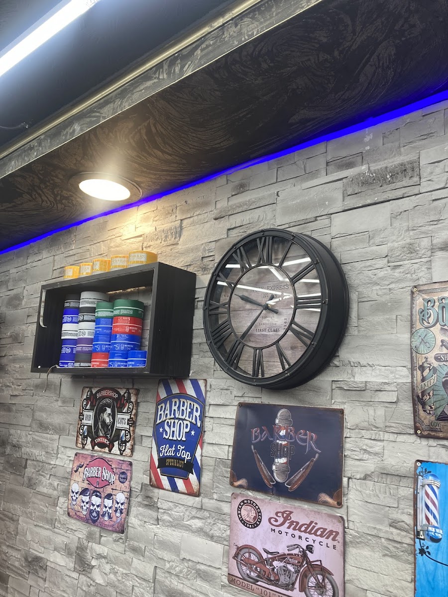 Décoration vintage H&S Barber — horloge rétro et plaques barber shop