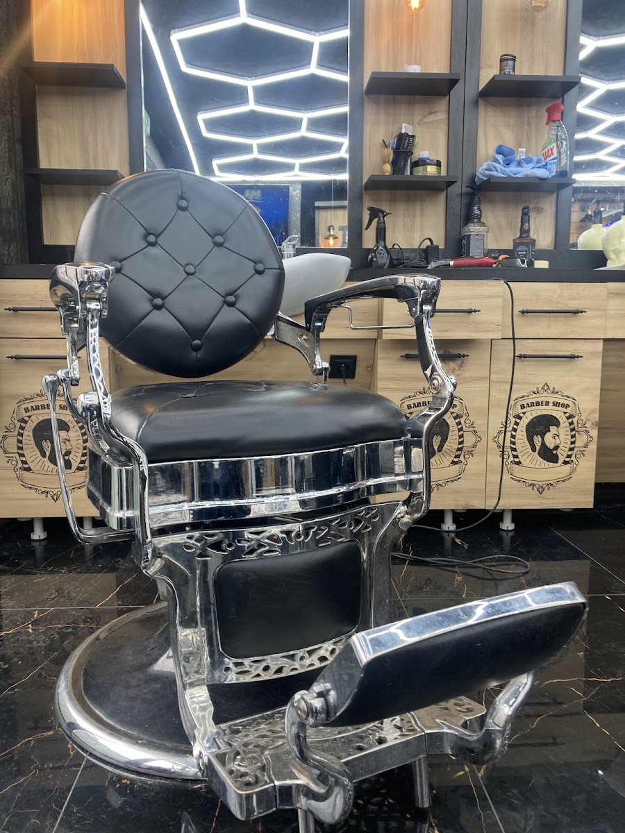Fauteuil barbier vintage chrome H&S Thonon — plafond hexagonal signature
